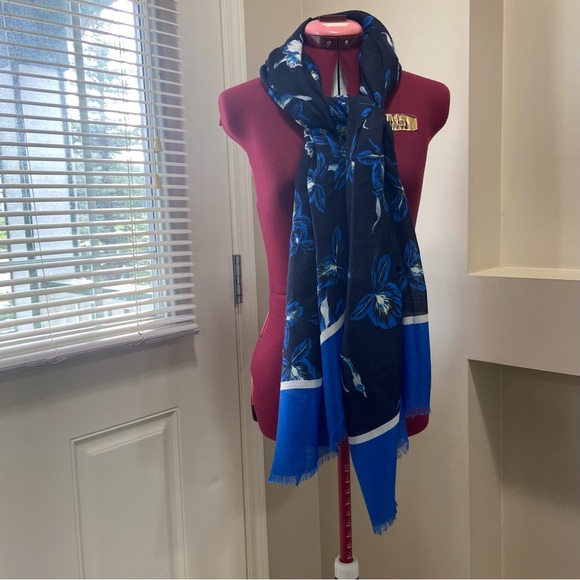Banana Republic women blue/ white floral tropical 72”X 36”wrap scarf. Pre owned. - Picture 1 of 9